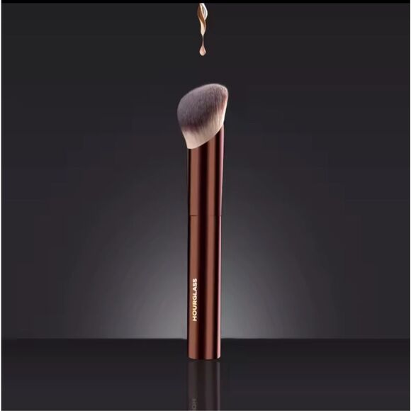 New HOURGLASS Ambient Soft Glow Foundation Brush - Picture 2 of 13